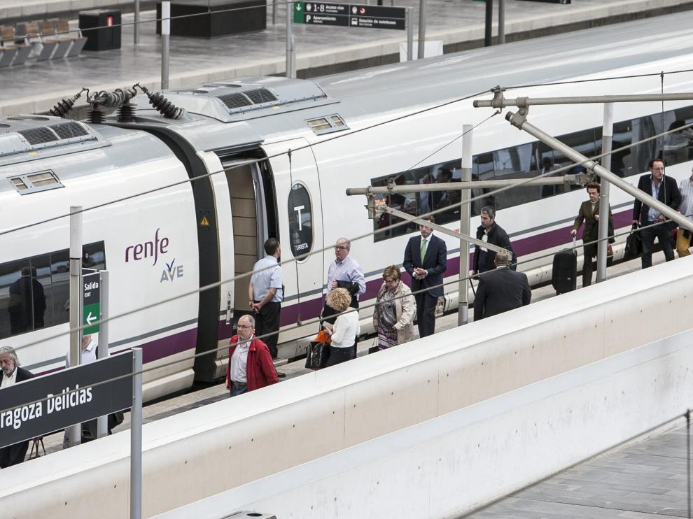 Imagen de archivo de un tren AVE en la estación de Delicias de Zaragoza.