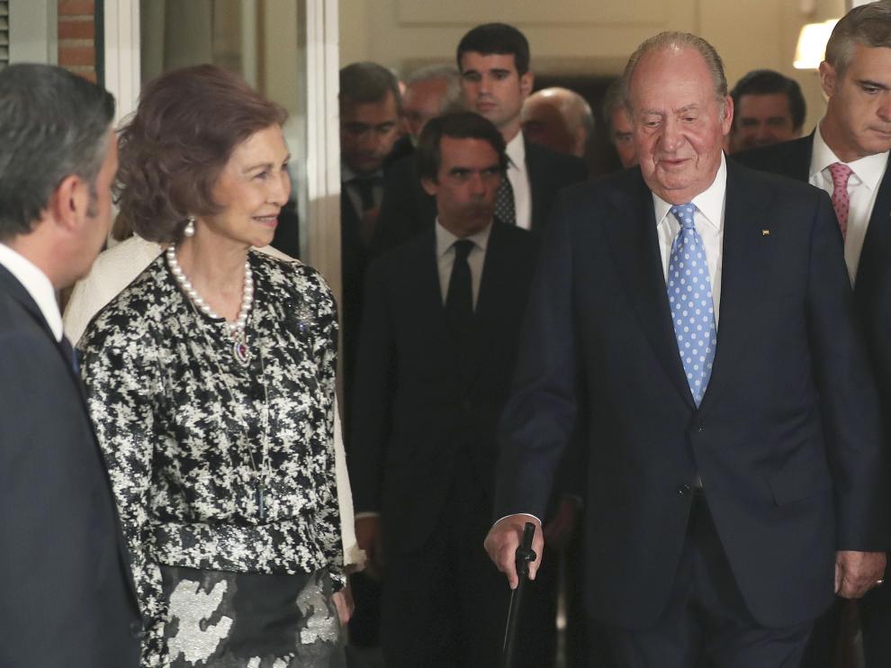 Don Juan Carlos y doña Sofía, con Aznar al fondo, este lunes.