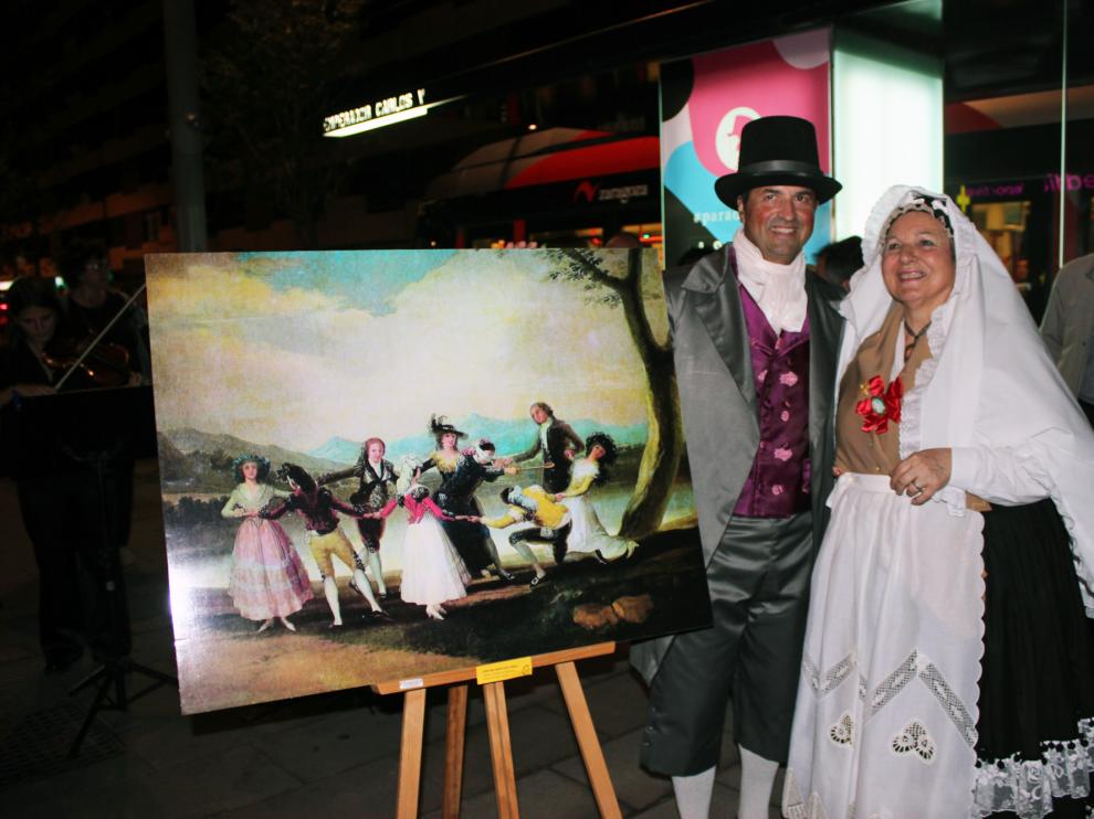 En la parada del tranvía Emperador Carlos Quinto, uno de los cuadros más famosos del pintor, 'La gallinita ciega' tomó vida en una representación teatralizada.