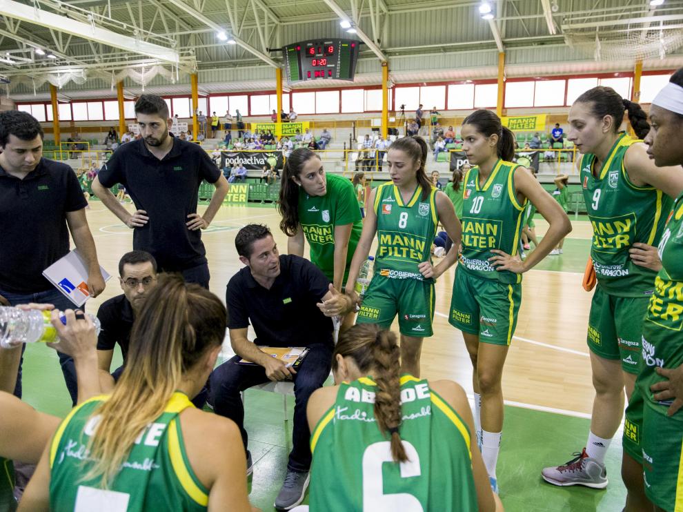 Las jugadoras del Mann Filter escuchan las instrucciones de Víctor Lapeña