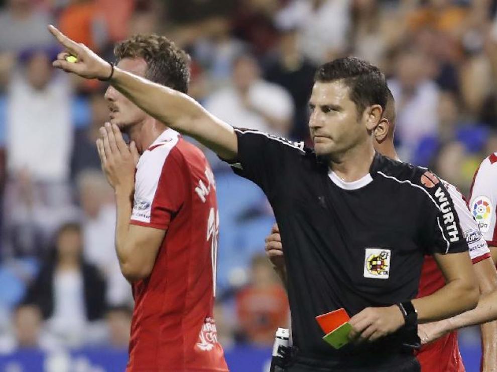 Figueroa Vázquez, el árbitro andaluz del Real Zaragoza-Nástic del domingo pasado, tras expulsar a Borja Iglesias.