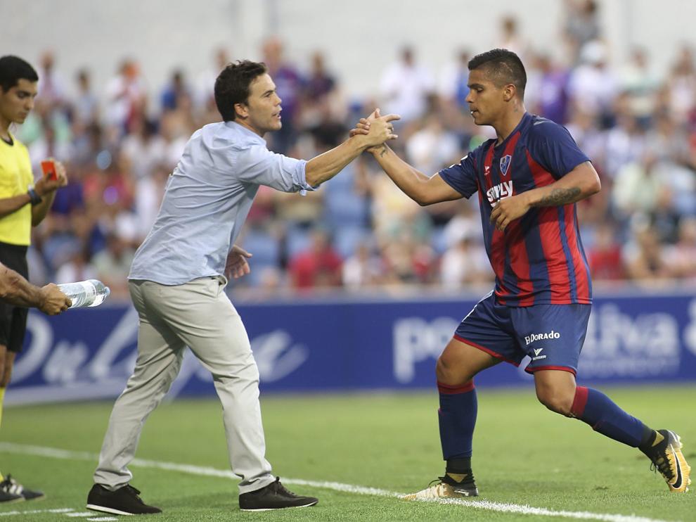 Rubi saluda al Cucho Hernández en un partido de esta temporada.