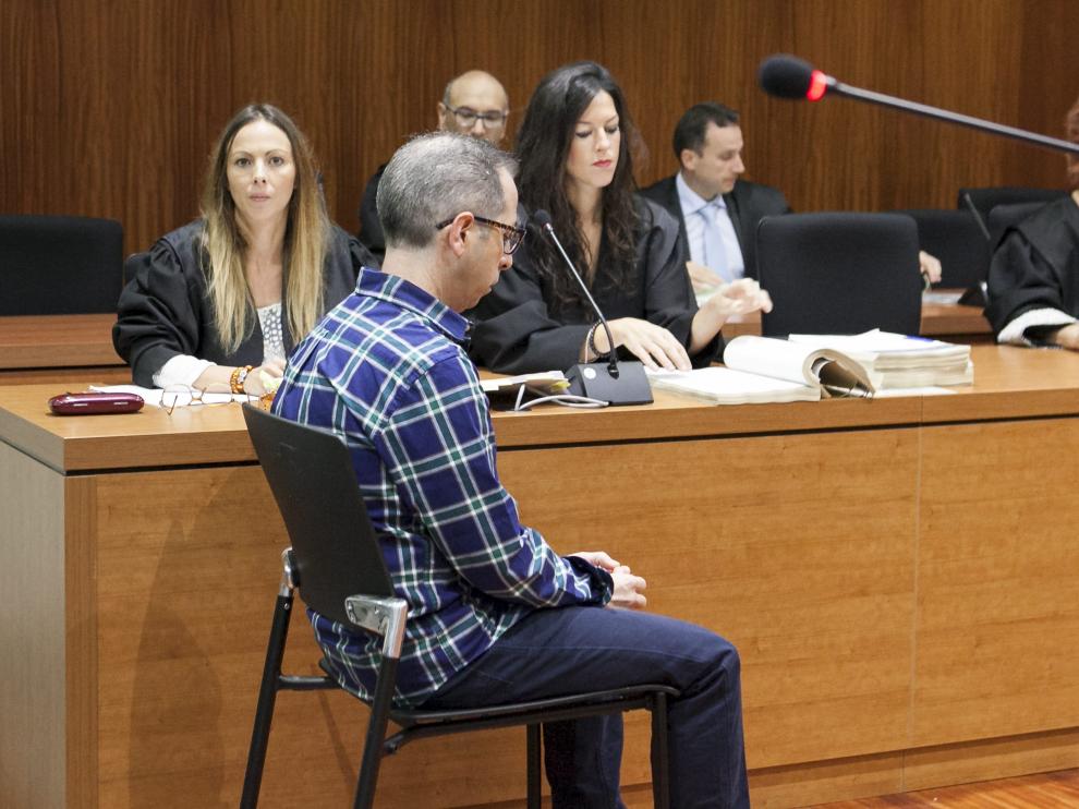 Francisco Canela, acusado del homicidio de Robert Ricolti, cometido en Ricla en 2016, durante el juicio celebrado en la Audiencia Provincial de Zaragoza.