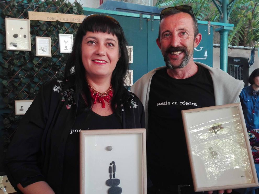 Los dos zaragozanos autores de 'Poesía en piedra', con sus obras