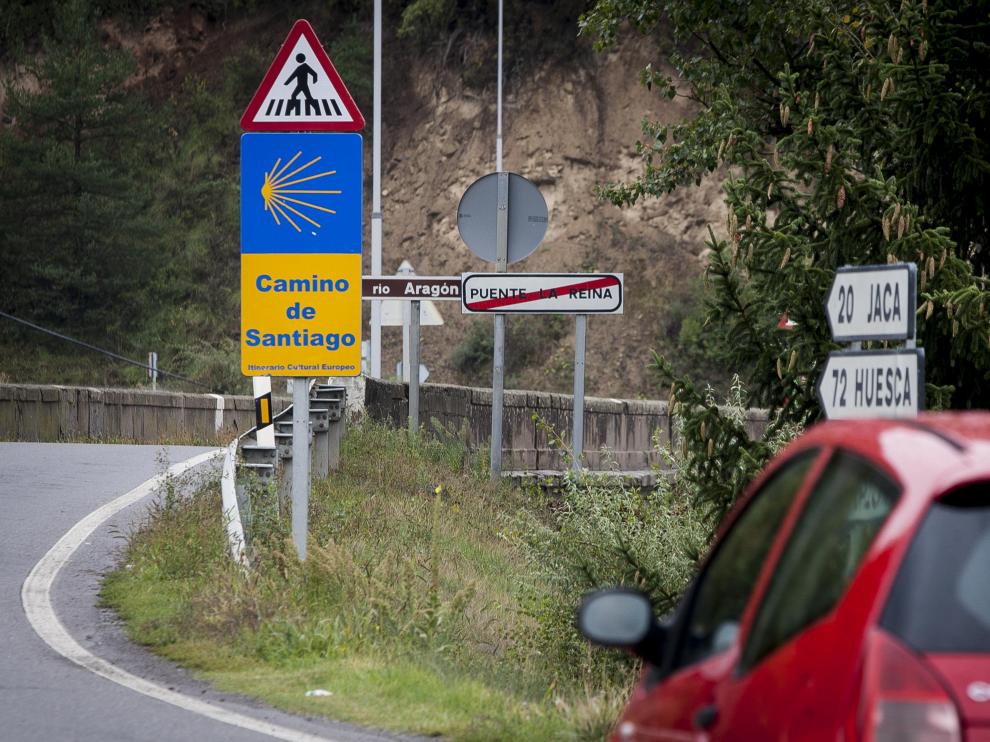 Señales del Camino de Santiago en Puente la Reina.