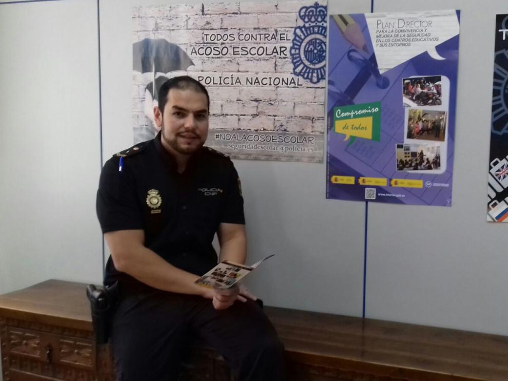 José Antonio Jiménez Giménez, gitano y Policía Nacional, en su comisaría de Zaragoza.