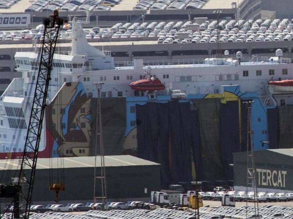 El ferry con los personajes de la Warner tapados con lonas