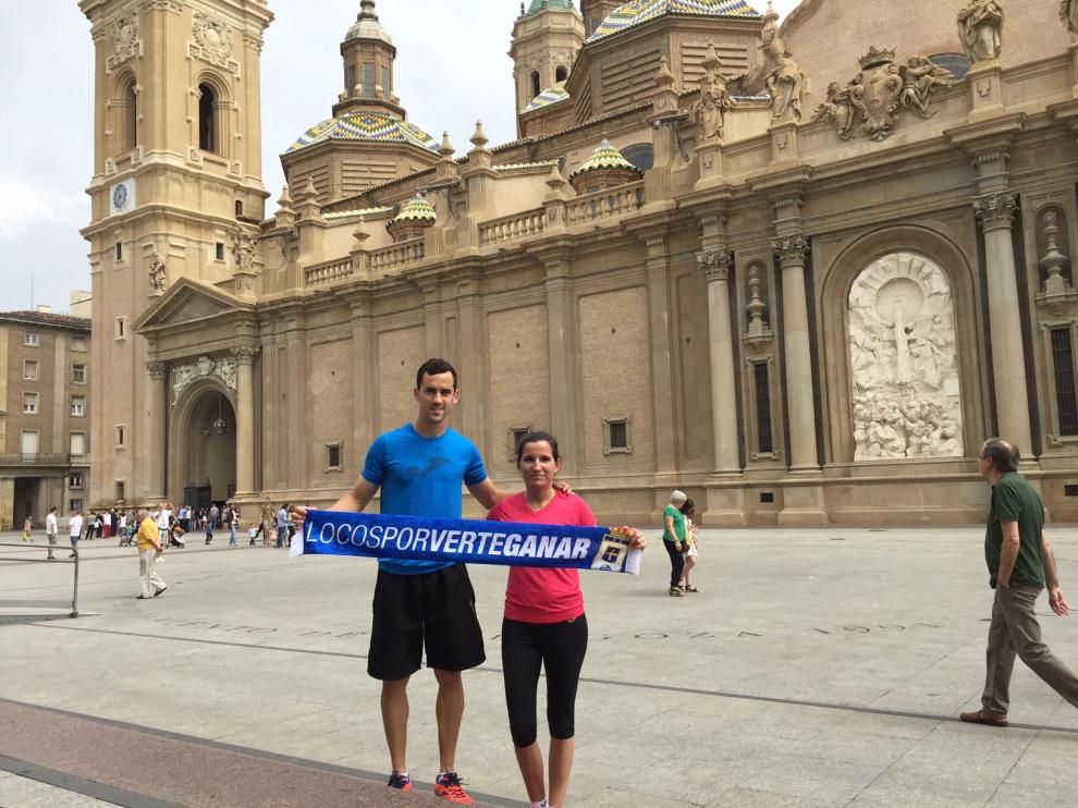 Miguel Linares y su esposa, Nazaret, en la plaza del Pilar, en junio de 2015.