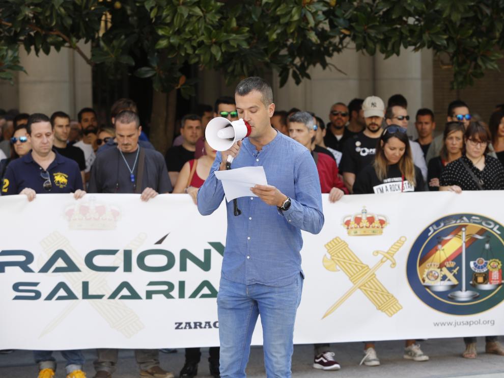 Un momento de la concentración de policías y guardia civiles en la plaza del Pilar.