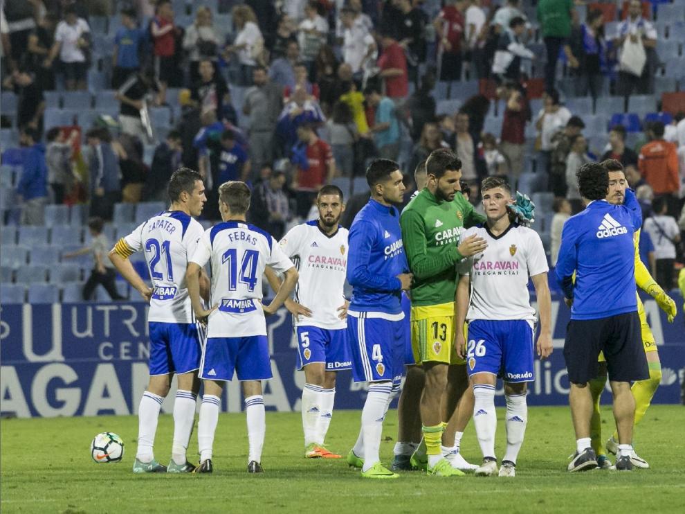 Los jugadores del Real Zaragoza, desolados el pasado domingo a la conclusión del partido frente al Nástic, que empató al lograr el 1-1 en el minuto 87.