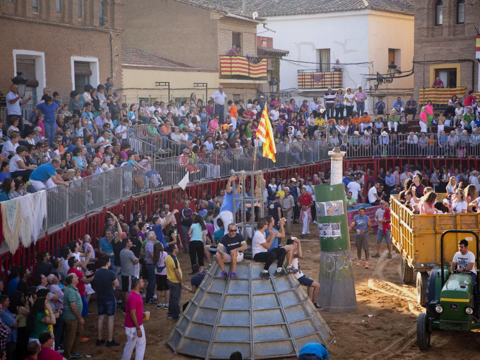 Los almunienses disfrutaron ayer en la Plaza de Toros, que celebra su 25 aniversario.