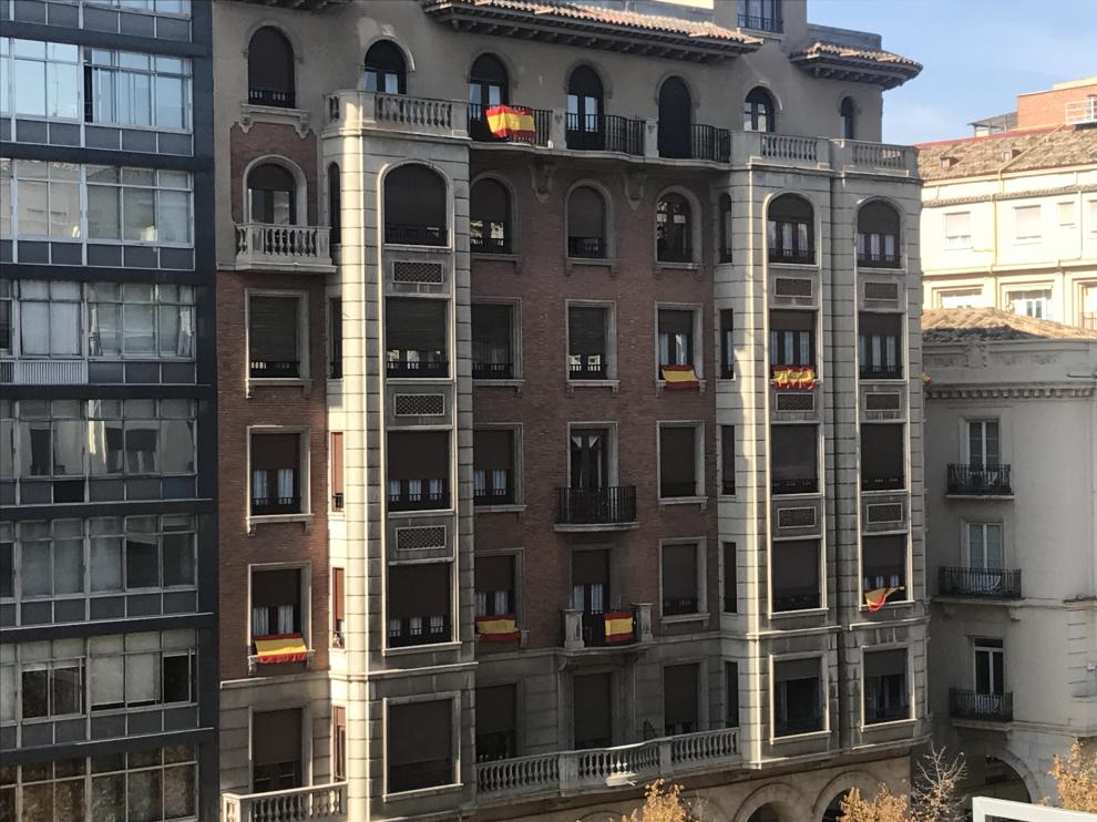 Imagen de varios balcones en el centro de Zaragoza con la bandera de España.