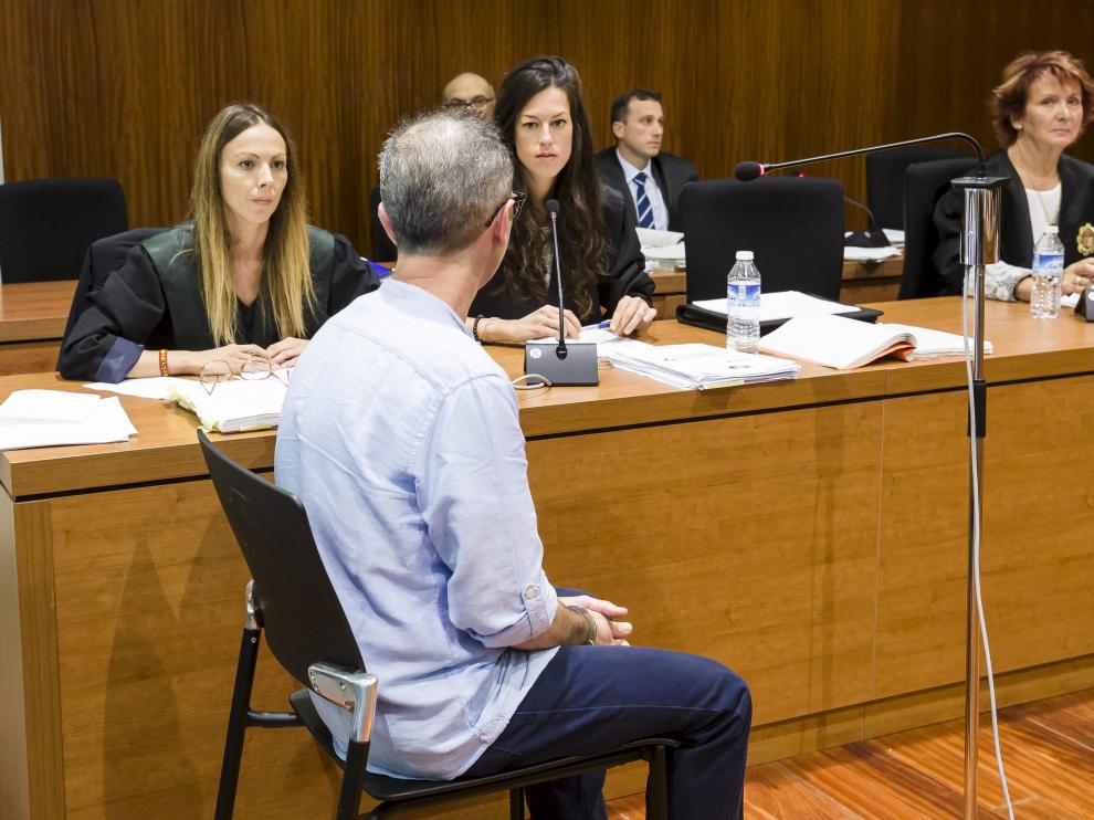 El acusado, Francisco Canela Grima, delante de sus abogadas, Soraya Laborda y Laura Vela, y la fiscal, en la Audiencia Provincial de Zaragoza.