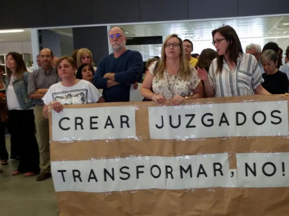 Los funcionarios de Justicia se han concentrado hoy para mostrar su rechazo a la propuesta.
