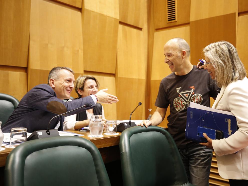 Carmelo Asensio, portavoz de CHA en el Ayuntamiento de Zaragoza quien ha defendido la moción en el pleno, bromea con Fernando Rivarés.