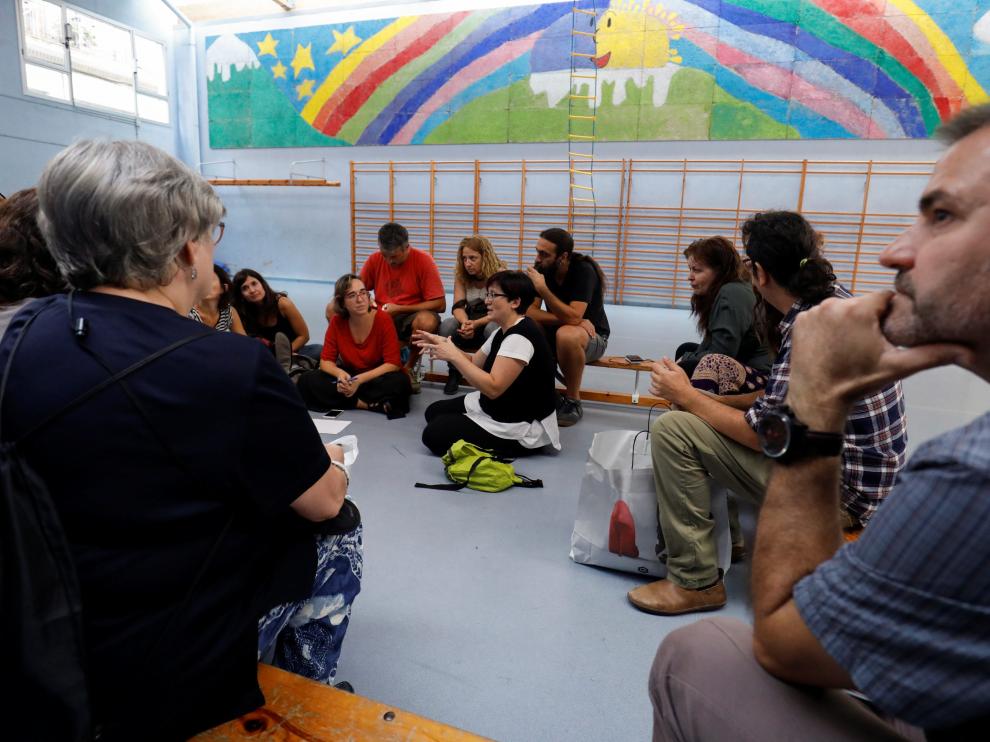Varias personas en un colegio de Barcelona tras acabar las clases.