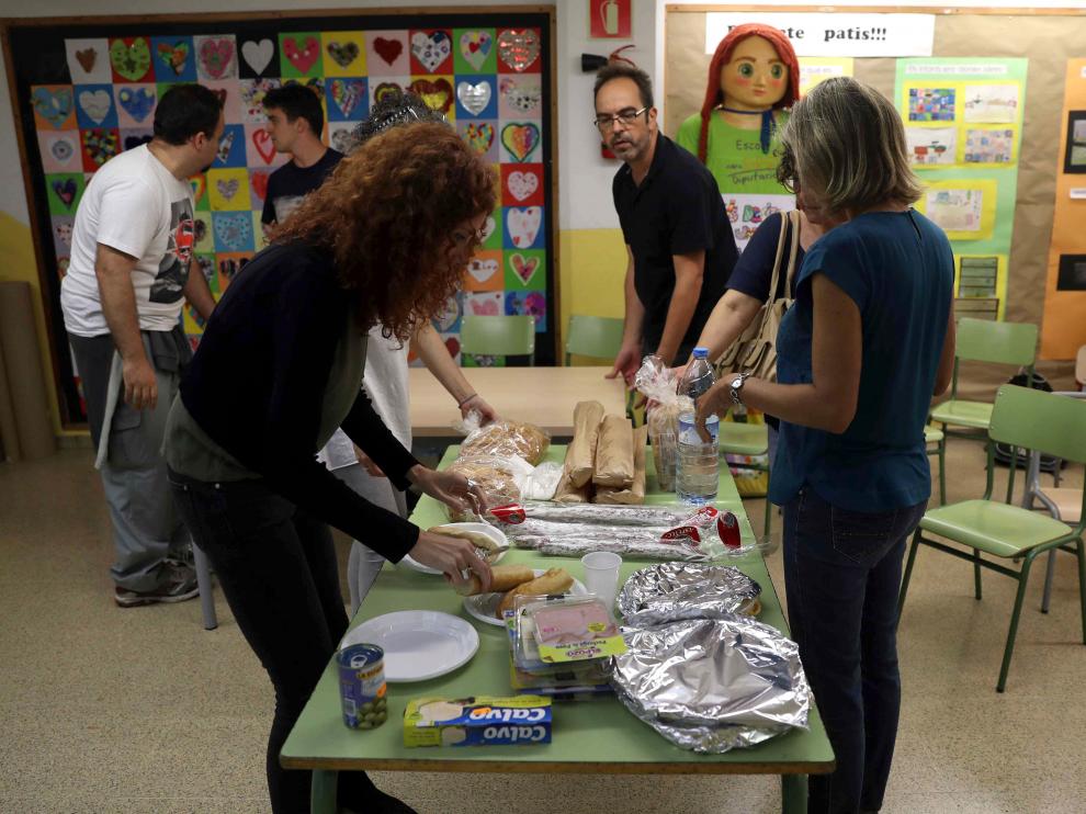 Padres de alumnos de la Escuela de la Diputación preparan la cena
