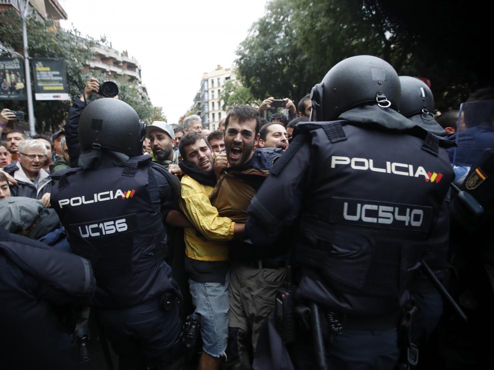 Momento de tensión durante la celebración del referéndum ilegal en Cataluña
