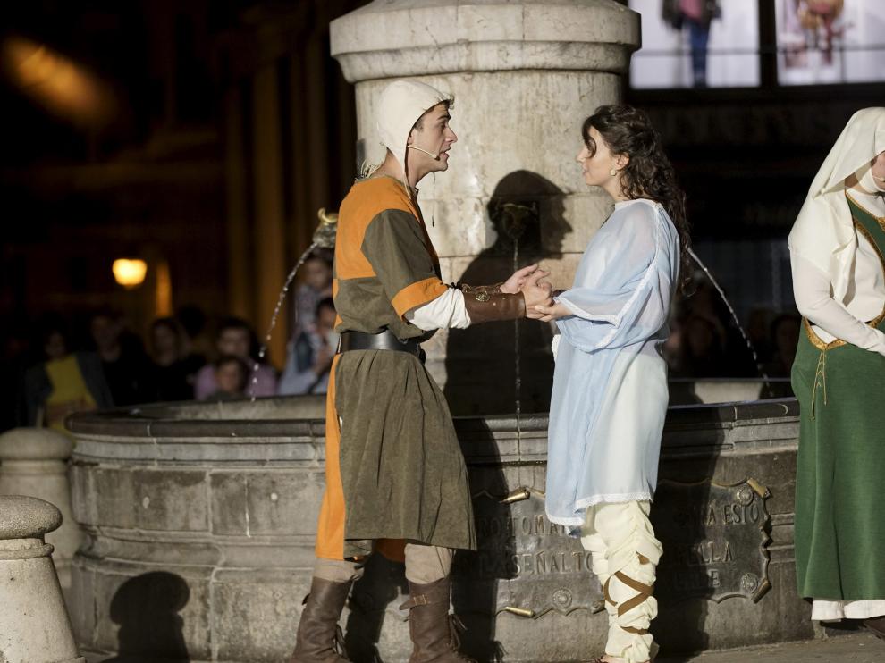 Los dos Amantes se citan a los pies de la columna del Torico ante la mirada de un público numeroso.