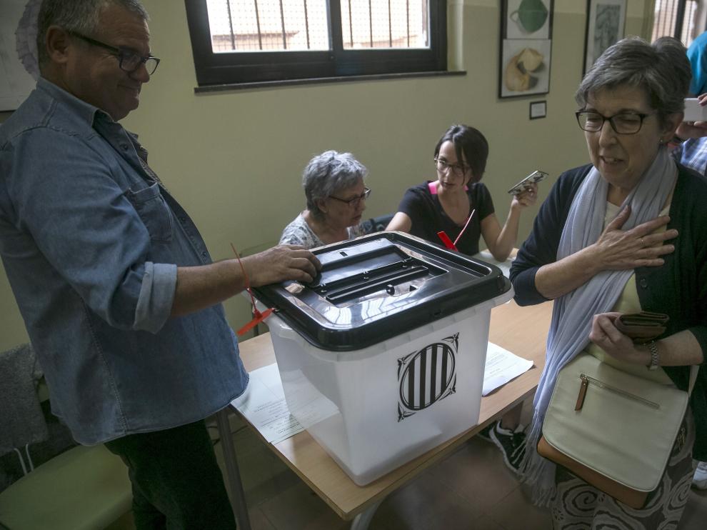 Un grupo de personas votan en el instituto Moisés Broggi de Barcelona en el referéndum sobre la independencia de Cataluña, suspendido por el Tribunal Constitucional.