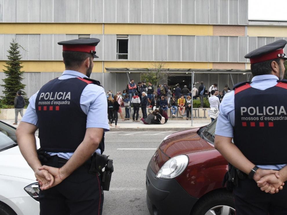 Seis jueces investigan la actuación de los Mossos por no impedir la votación