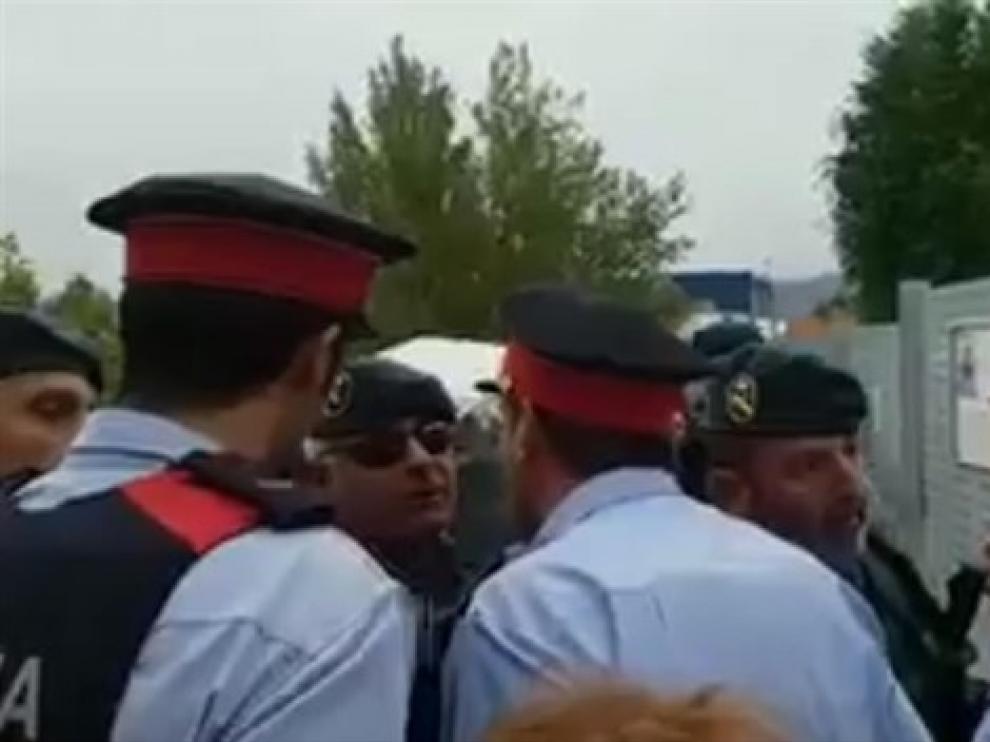 Uno de los careos entre agentes de los dos cuerpos policiales.