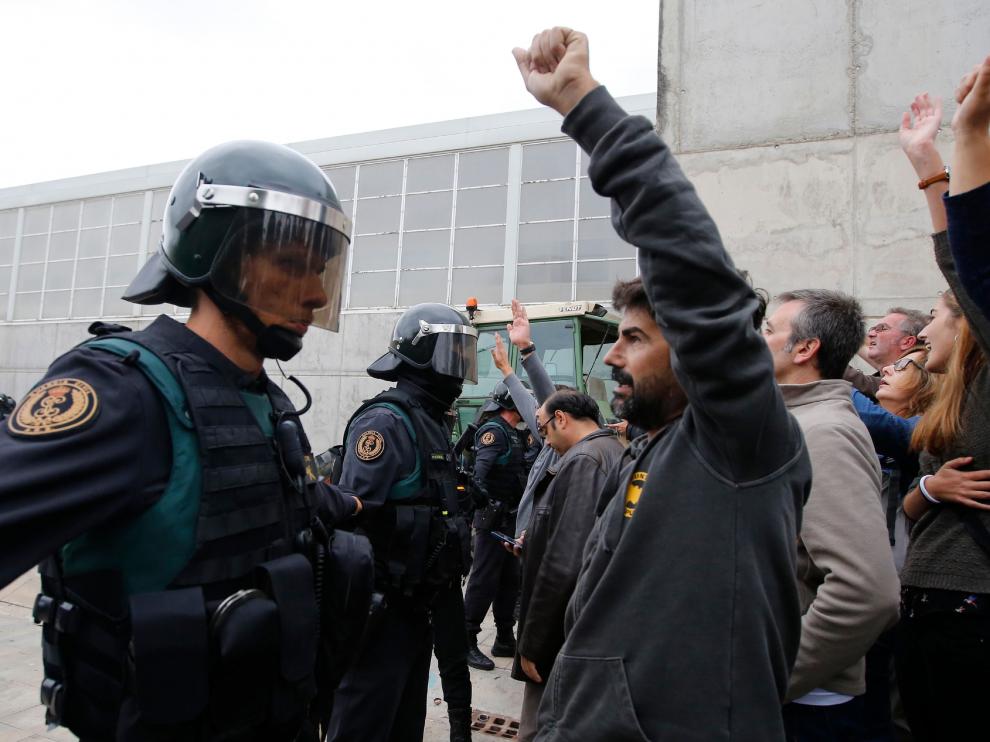 La Policía Nacional y la Guardia Civil han detenido hasta las seis de la tarde al menos a cuatro personas en Cataluña por delitos de resistencia, desobediencia y atentado a agentes de la autoridad.