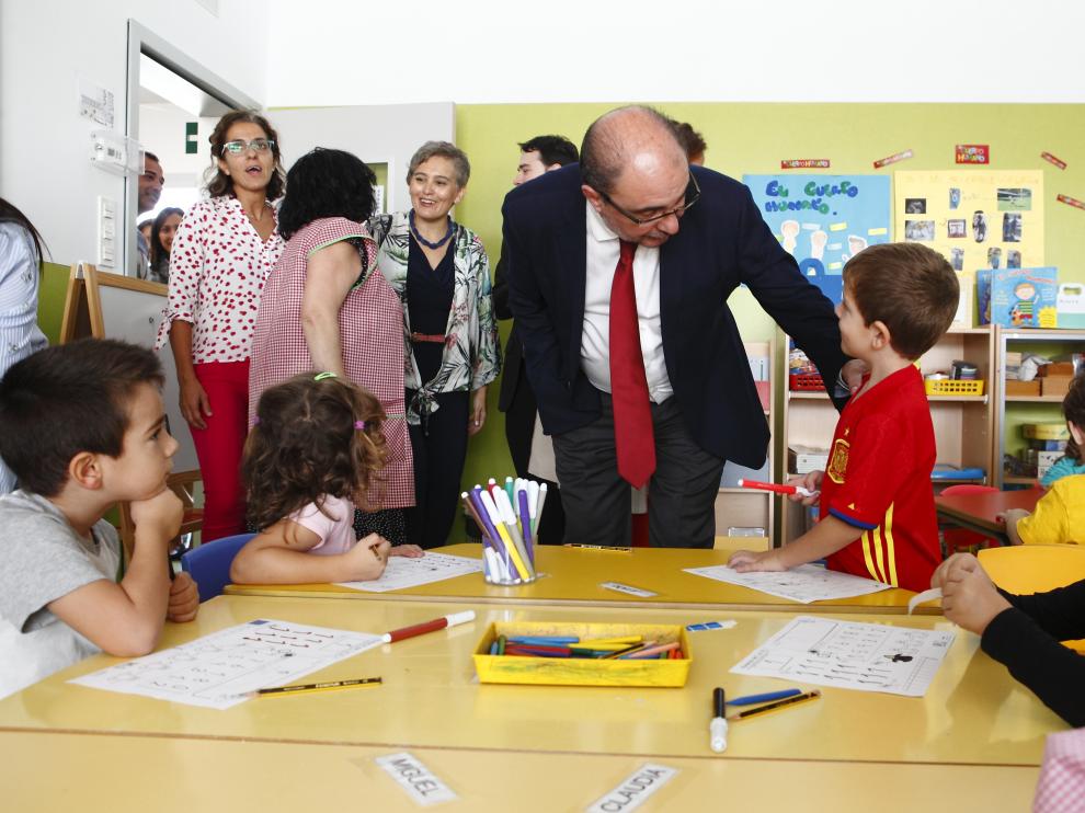 Javier Lambán, este lunes, durante su visita al colegio Zaragoza sur de la capital aragonesa