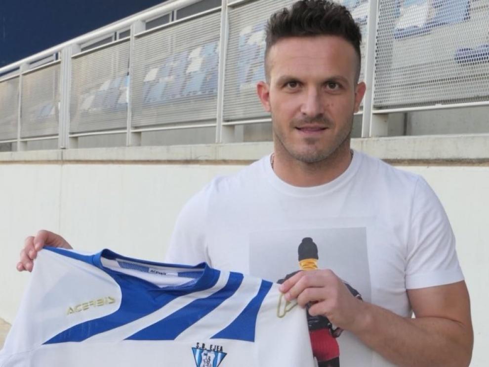 Maurizio Lanzaro, con la camiseta del Ejea.