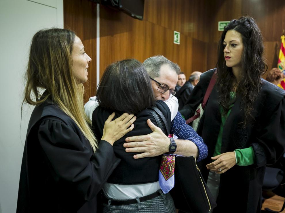 El acusado, Francisco Canela, abraza a su hermana Isabel tras conocer el veredicto del jurado, en presencia de sus abogadas Soraya Laborda y Laura Vela.