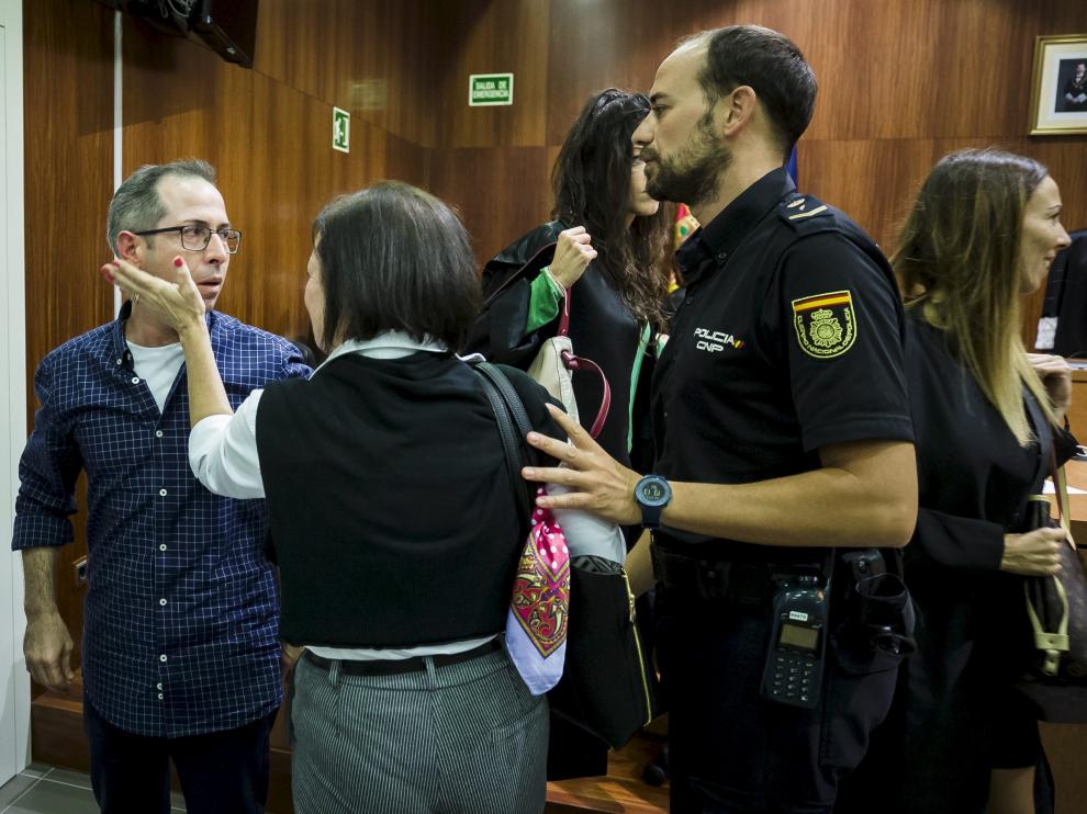 El acusado es abrazado por su hermana tras escuchar el veredicto.