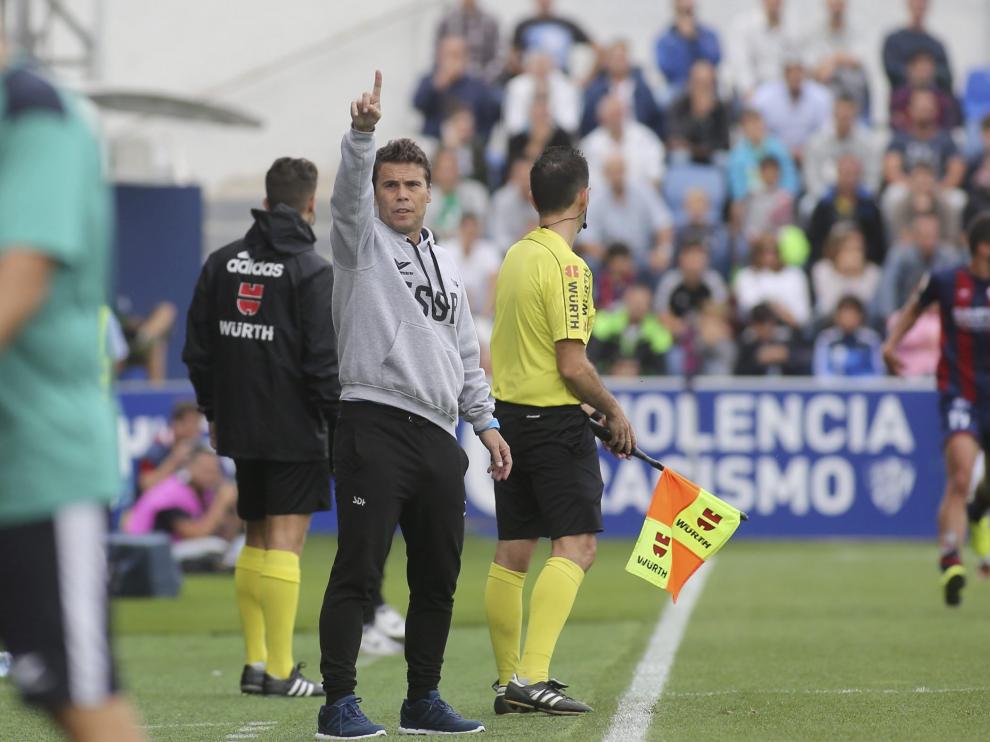Rubi hace indicaciones a sus jugadores durante el encuentro.