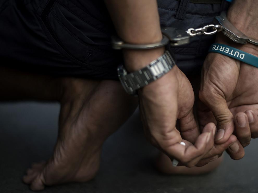Una persona arrestada en una de las redadas contra el tráfico de drogas.