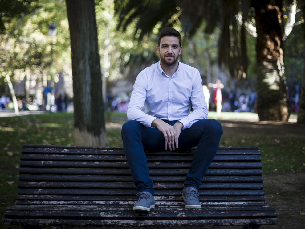 Diego Gómez no suele estar sentado en un banquillo, salvo que sea el de un parque.