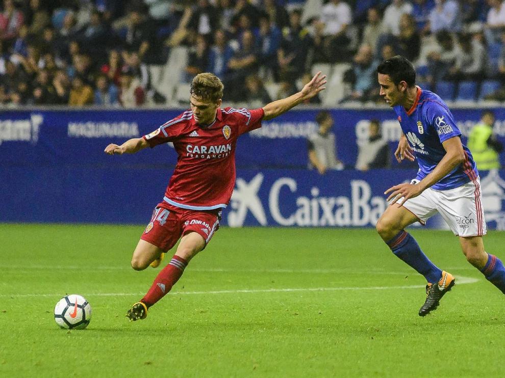 Febas, en una jugada de ataque del Real Zaragoza este lunes en Oviedo.