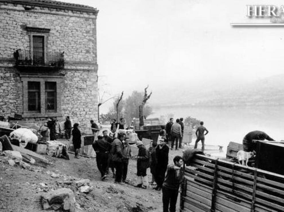 Habitantes de Fayón recogen precipitadamente sus pertenencias, el 24 de noviembre de 1967
