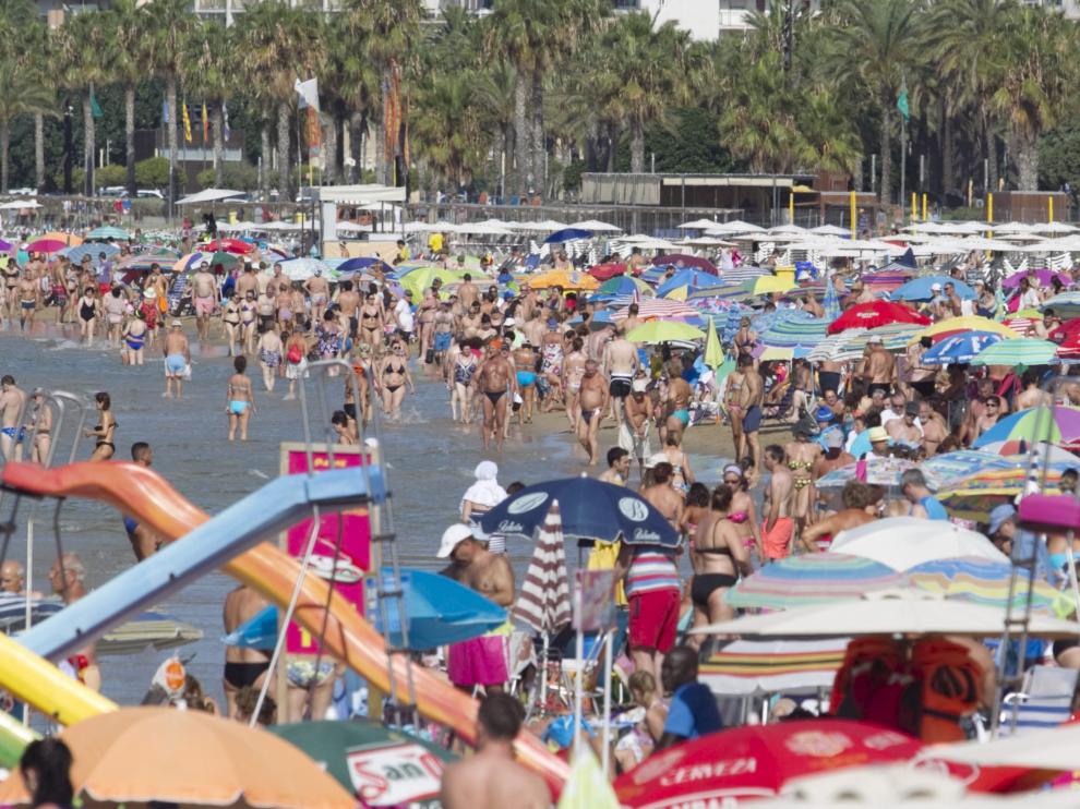 La playa de Salou, llena de turistas.