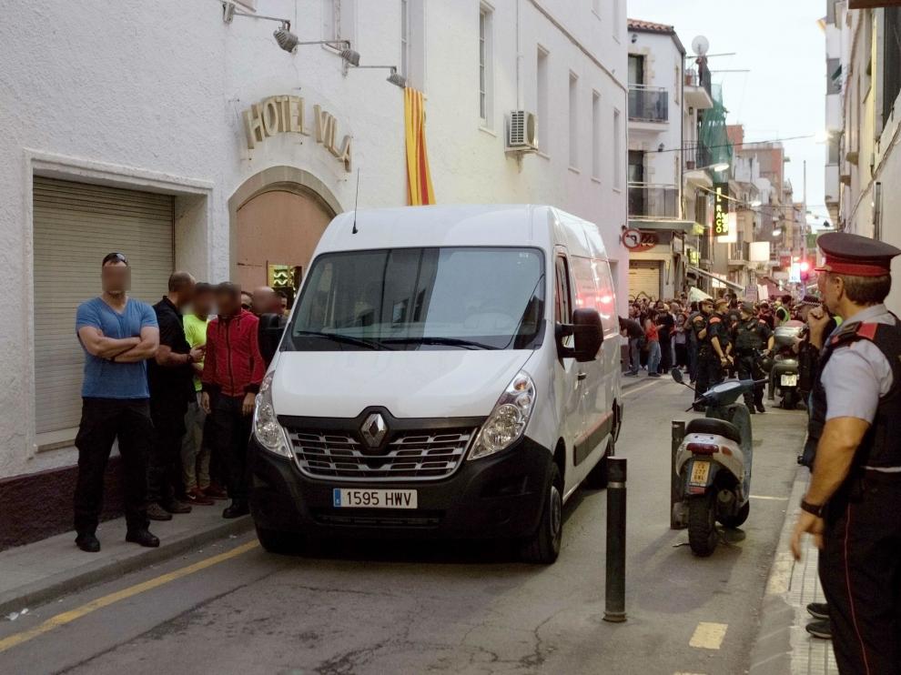 Agentes, acosados por manifestantes a las puertas de su hotel en Calella.