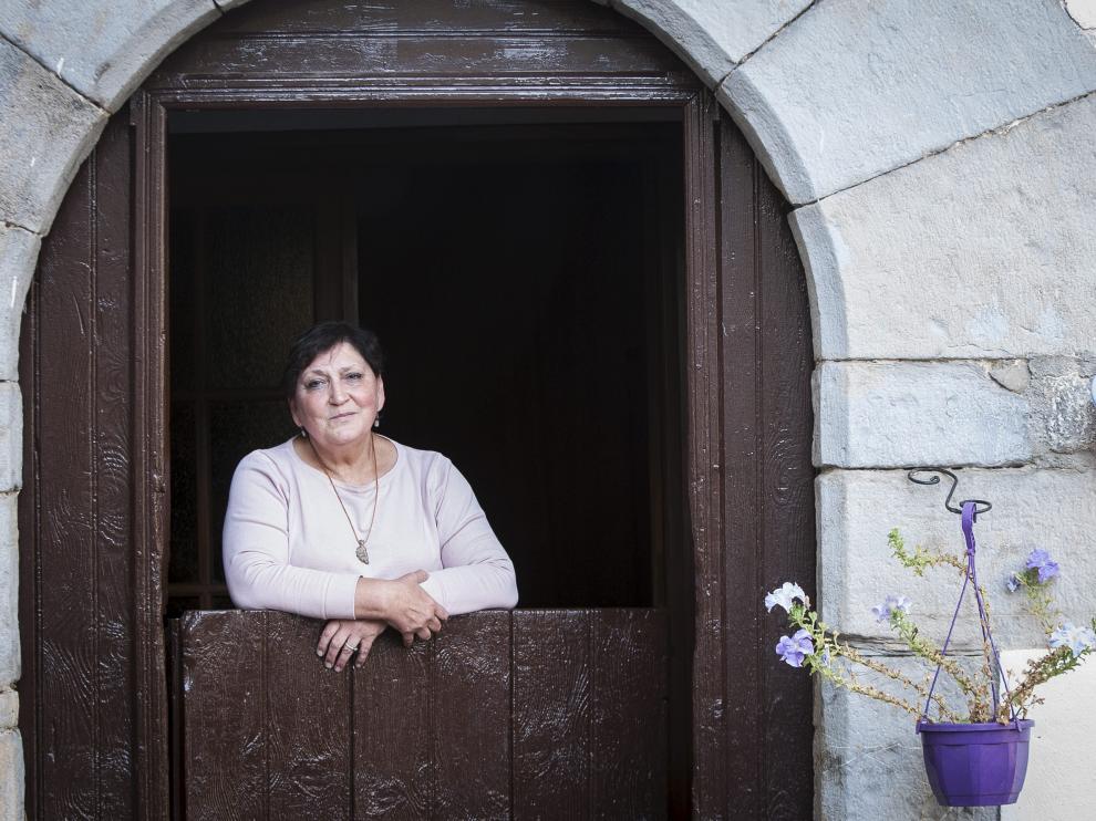 Mari Cruz Casas, en la puerta de su hogar-taller.