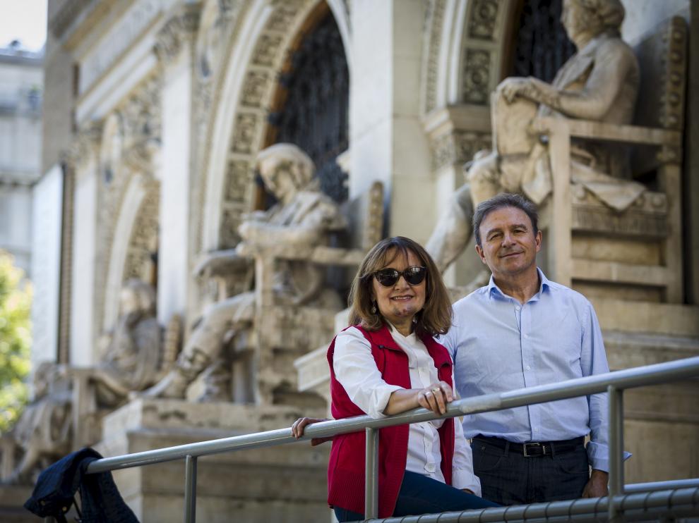 Charo Ferré y Jesús Prieto, ayer, en la puerta del Paraninfo de la Universidad de Zaragoza.