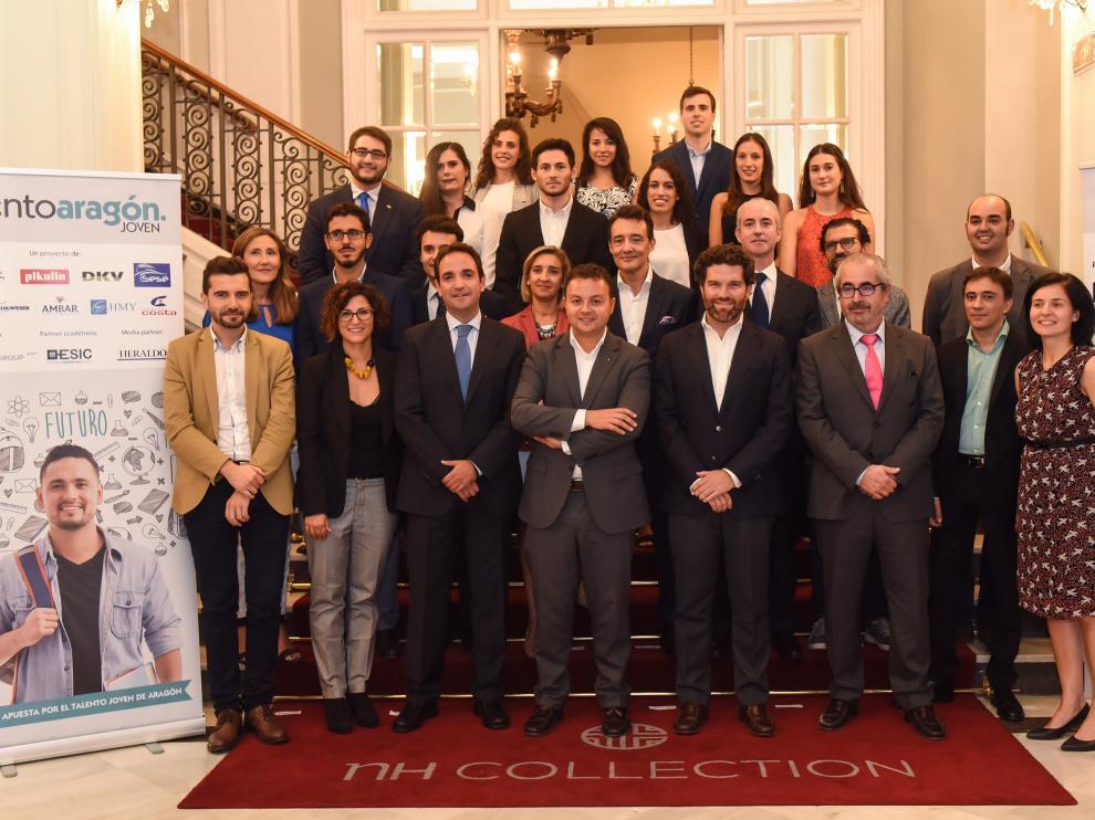 Los becarios elegidos y los directivos de las empresas, junto a los artífices de 'Aragón Talento Joven', Íñigo de Yarza, vicepresidente del Grupo Henneo, y Eduardo Gómez, director general de ESIC, flanqueados por Antonio Sangó, director de ESIC Zaragoza, y a José Andrés Nalda, director de Medios de Henneo.