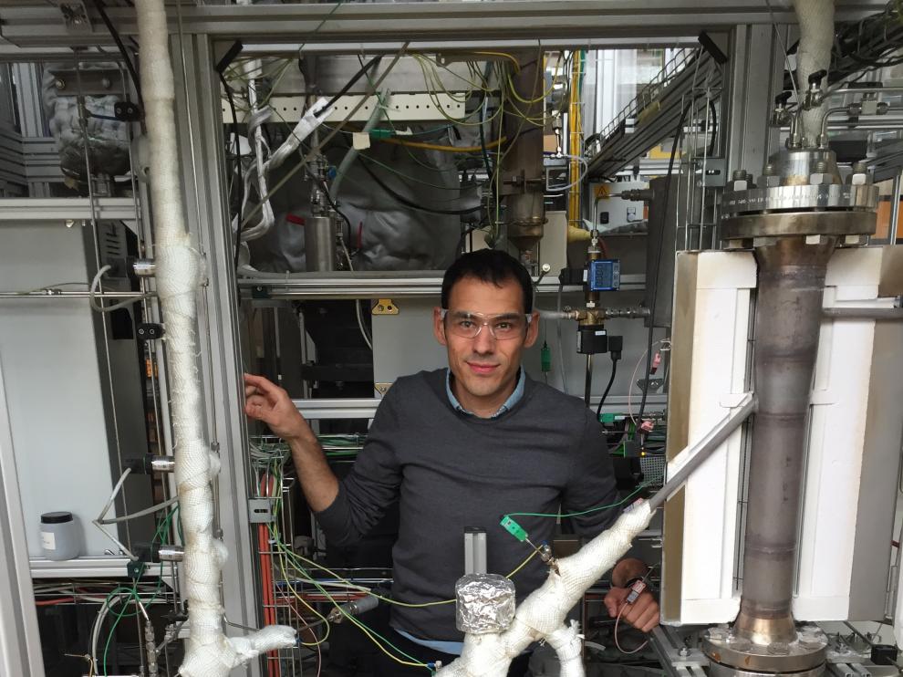 El zaragozano José Antonio Medrano junto al reactor que ha creado para producir hidrógeno de manera más eficiente.