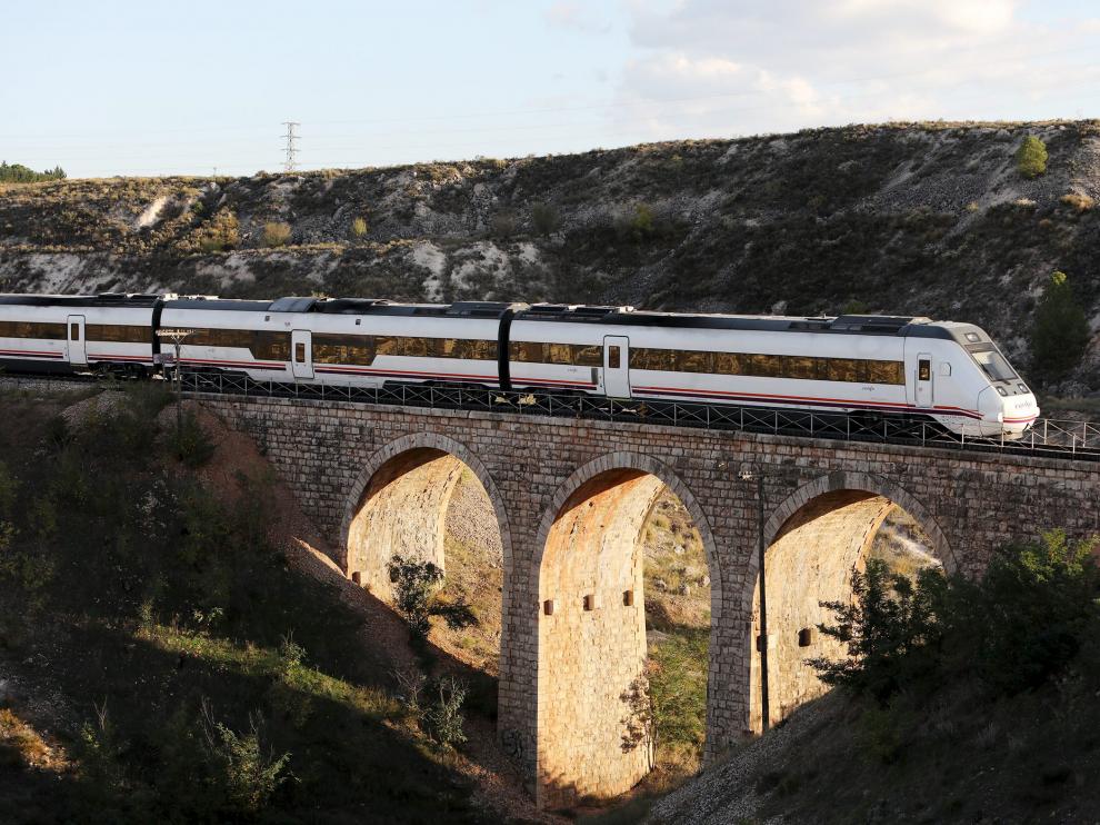Parcheo. Un tren de pasajeros circula, ayer, a 80 km/h por el puente de la Rambla, cerca de Teruel, donde antes era obligatorio reducir la marcha a 20 km/h. Las obras que el ADIF hizo el pasado verano han permitido suprimir ocho limitaciones de velocidad en los 60 kilómetros que separan Teruel y Barracas (Castellón).