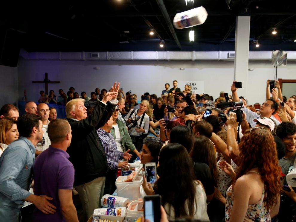 Trump lanzando rollos de papel en un comedor social en Puerto Rico.