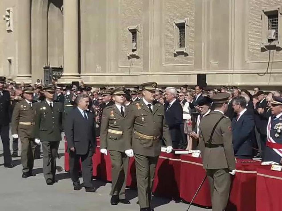 Desfile de la Guardia Civil en la plaza del Pilar
