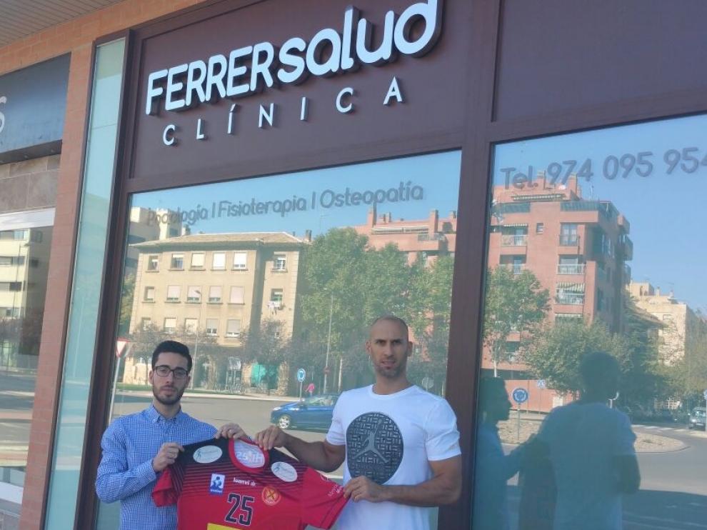 Sergio Ferrer y Marco Mira posan con motivo del patrocinio personal al jugador.