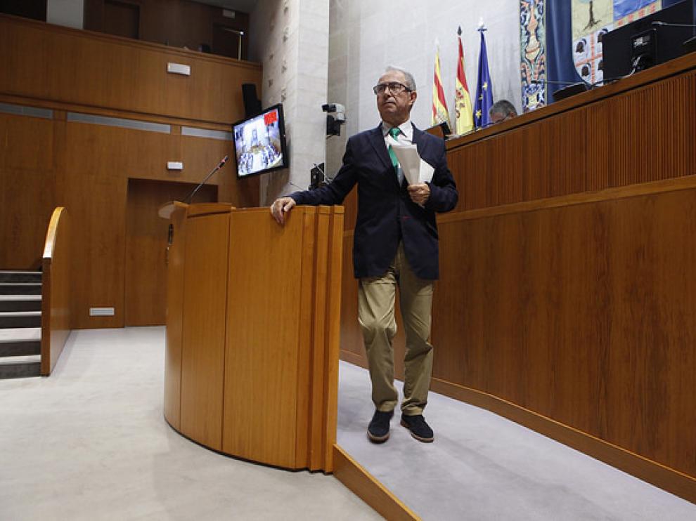 El consejero de Hacienda, Fernando Gimeno, en las Cortes de Aragón.