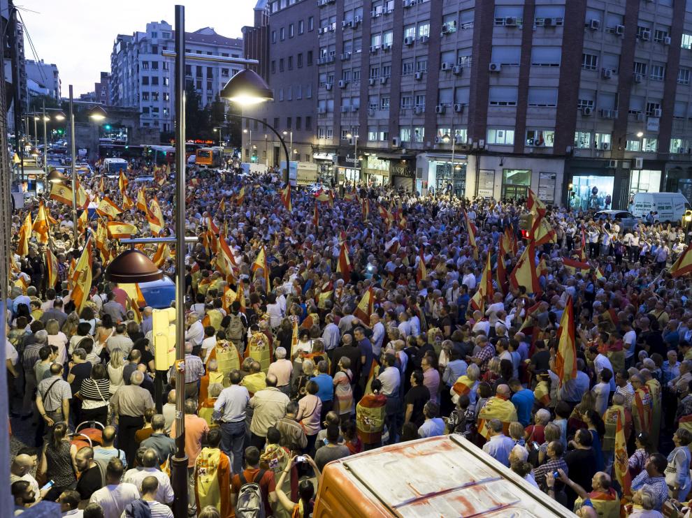 Miles de personas provistas de banderas de España gritaron consignas contra Puigdemont y la deriva independentista.