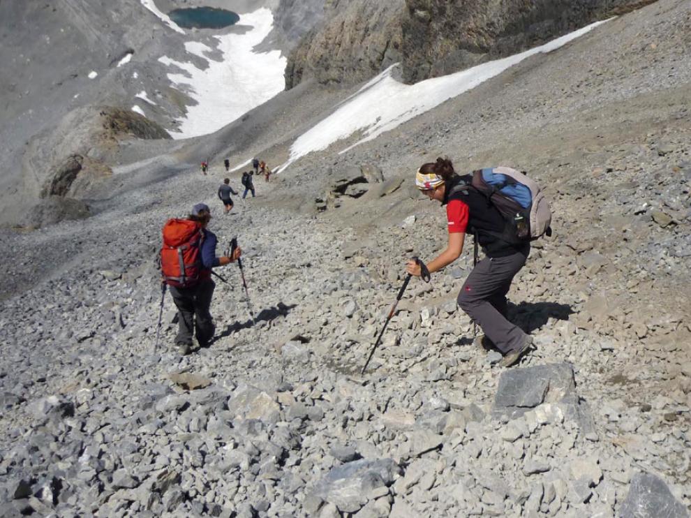 Montañeros bajando de Monte Perdido hacia el ibón Chelau.