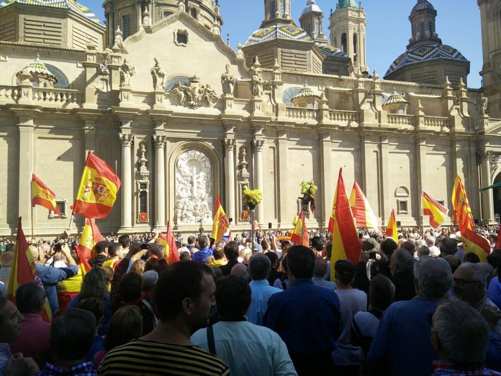 Gritos de "alcalde, dimisión" en la celebración de la patrona de la Guardia Civil en la plaza del Pilar